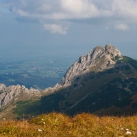 Mały Giewont i Giewont, widoczny szlak z doliny Strążyskiej.