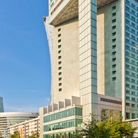 Złota 44 wychyla się zza hotelu Intercontinental.