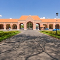 Wejście na Cmentarz Centralny - największy cmentarz w Polsce.