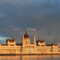 Parlament i śladowa tęcza.
