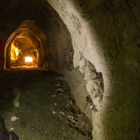 W kredowych tunelach pod miastem.