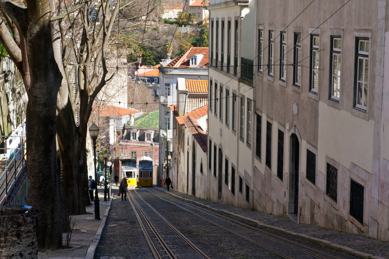 Ascensor da Glória - kolejka linowa skracająca drogę po wzgórzu, niestety nieczynna.