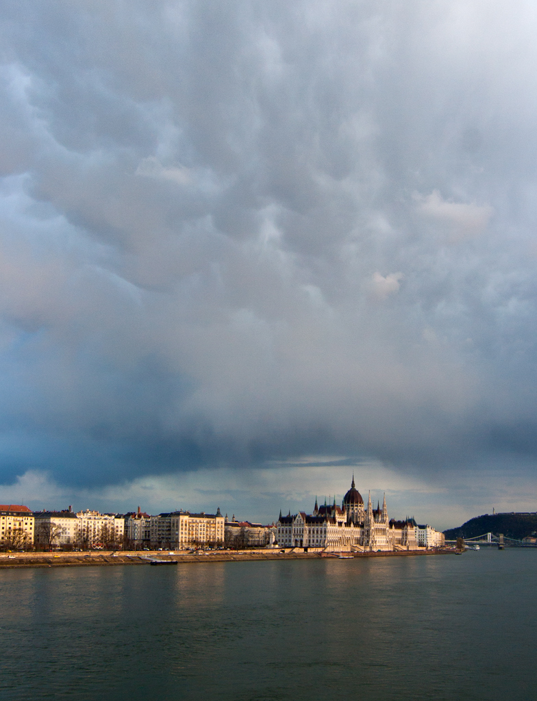 Chmury typu mammatus nad parlamentem.