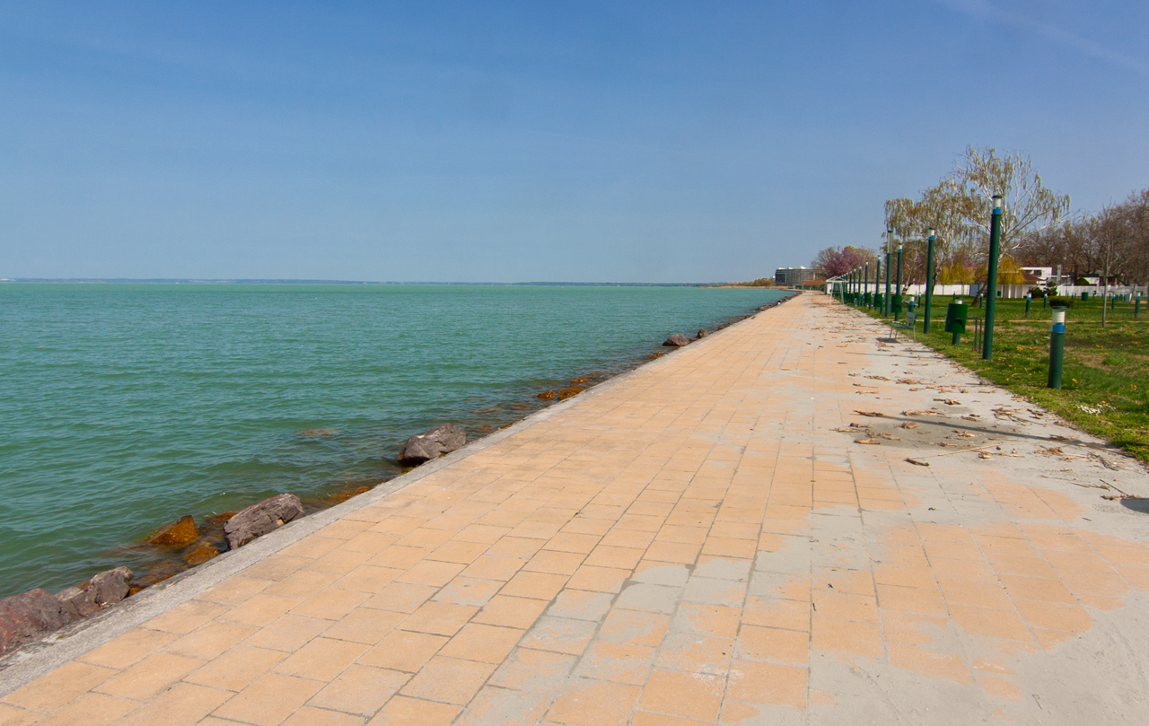 Nagy Strand - główna imprezowa plaża, poza sezonem pustki.