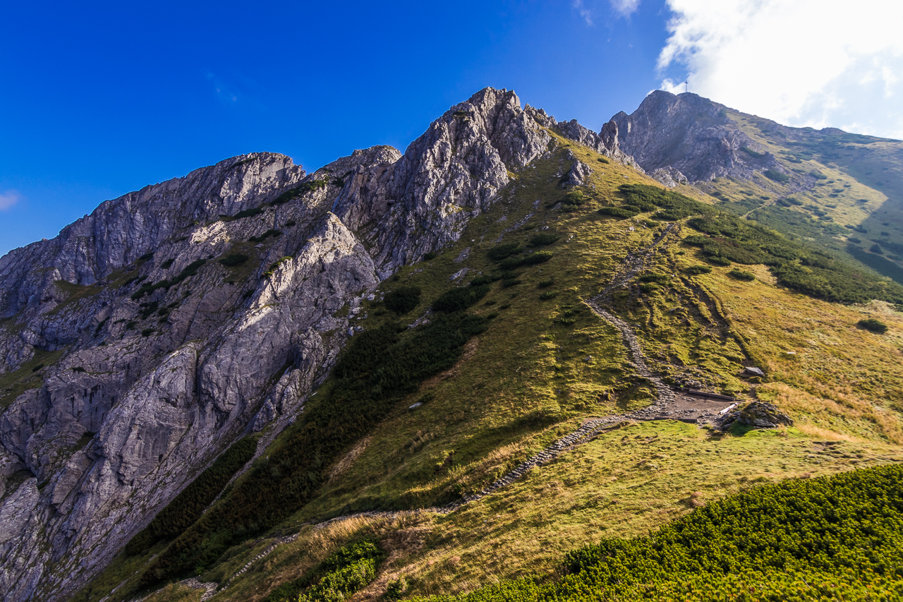 Giewont nad przełęczą Siodło.