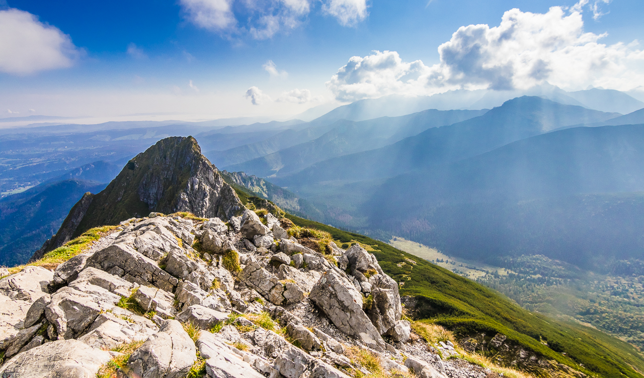 Długi Giewont i Tatry Wysokie pod słońce.
